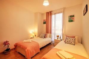 Posteľ alebo postele v izbe v ubytovaní Penthouse Duplex in a 4 floors spanish house -8 min to center by Metro