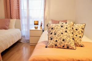 Posteľ alebo postele v izbe v ubytovaní Penthouse Duplex in a 4 floors spanish house -8 min to center by Metro