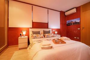 Posteľ alebo postele v izbe v ubytovaní Penthouse Duplex in a 4 floors spanish house -8 min to center by Metro