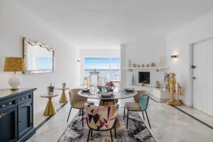 een keuken en eetkamer met een tafel en stoelen bij luxurious frontline penthouse in puerto banus in Marbella