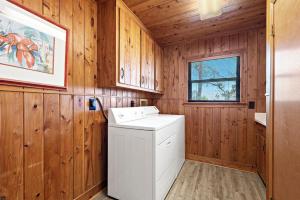 lavadora y secadora en una habitación con paredes de madera en Wolf Bay House, en Elberta 42 fotos más