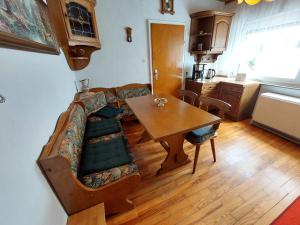 ein Wohnzimmer mit einem Sofa und einem Tisch in der Unterkunft urige gemütliche Ferienwohnung 64 m2 in Dielheim, Nähe Heidelberg in Dielheim