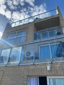 un edificio con balcones en un lateral en Palermo Jai en Buenos Aires