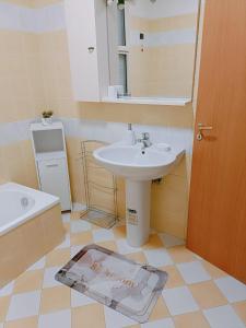 La salle de bains est pourvue d'un lavabo, d'un miroir et de toilettes. dans l'établissement CASA VACANZE ALBA, à Pozzallo