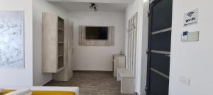 um quarto com um corredor com uma porta e uma escada em YAMADA em Năvodari