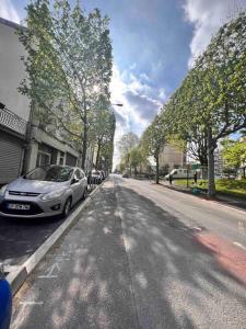 un coche aparcado al lado de una calle en Arcueil : 2P Moderne & Neuf. Proche RER B., en Arcueil