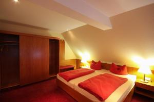 Ένα ή περισσότερα κρεβάτια σε δωμάτιο στο Landhaus Eden 3 Sterne Superior