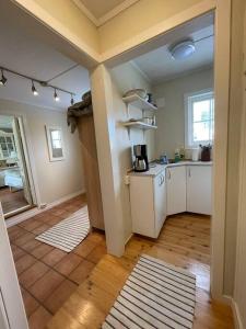 cocina con fregadero y lavavajillas en Apartament with access to garden, central, quiet and with free parking, en Fredrikstad
