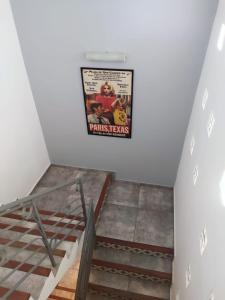 um cartaz para um filme pendurado numa parede em Departamento Vermelho centro - 350mts terminal em Paraná