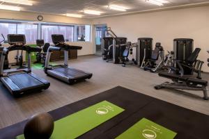 una palestra con tapis roulant ed ellittiche di Element Lexington a Lexington