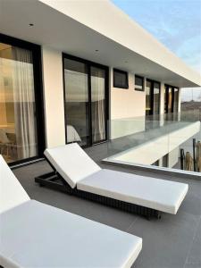 un balcone con 2 letti bianchi in un edificio di Luxury House Buena vista a Ica