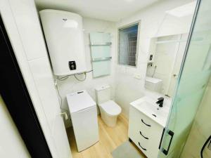 bagno bianco con servizi igienici e lavandino di Citadella Apartment a Puerto de Sagunto
