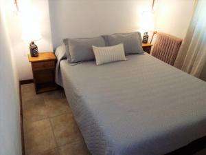 sypialnia z dużym łóżkiem z 2 lampami w obiekcie Hotel Medina B&B w mieście Mar del Plata