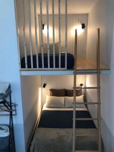 a bunk bed in a small room with a bunk bedutenewayangering at Fisherman Blues in Matosinhos