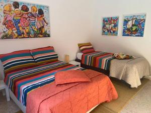 Posteľ alebo postele v izbe v ubytovaní Casa Anhelando Andalucia - Een 8p villa met verwarmd zwembad op een heuveltop met magnifiek uitzicht, waaronder zeezicht, nabij dorp en strand + 37 fotografií