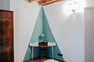een kamer met een tafel en een piramidemuur bij SM Hospitality ZACCAGNI in Reggio Emilia