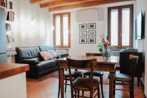 een woonkamer met een tafel en een bank bij SM Hospitality ZACCAGNI in Reggio Emilia