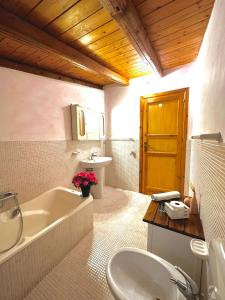 ein Badezimmer mit einer Badewanne, einem Waschbecken und einem WC in der Unterkunft Appartamenti Castellammare del Golfo Milazzo Annarita in Castellammare del Golfo