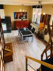 a living room with a table and a kitchen at The Séroule Park House in Verviers