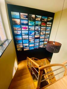 una habitación con una pared con fotos de barcos en The Séroule Park House, en Verviers