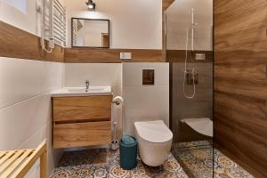 een badkamer met een toilet, een wastafel en een douche bij Bez Pośpiechu 