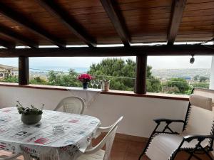einen Tisch und Stühle auf einem Balkon mit Aussicht in der Unterkunft Appartamenti Castellammare del Golfo Milazzo Annarita in Castellammare del Golfo