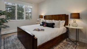 um quarto com uma cama grande e um urso de peluche. em Chalet Brio em Beaver Creek