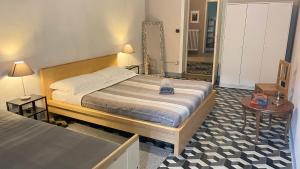 um quarto com uma cama e duas mesas e um espelho em Historical Duomo Apartment Alba em Alba