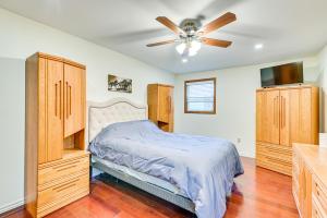 1 dormitorio con 1 cama y ventilador de techo en Saratoga Springs Home Near Skidmore College!, en Saratoga Springs