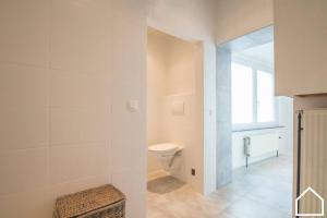 bagno bianco con servizi igienici e finestra di Privé, mooi ingericht huis op toplocatie nabij bos a Watou