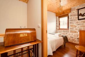 a small bedroom with a bed and a window at Villabu Babia in San Emiliano