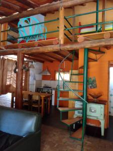 Cama elevada con escalera de caracol en una habitación en CABAÑAS APHELES en Tupungato