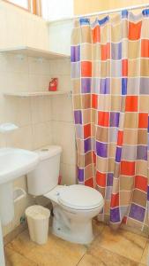 a bathroom with a toilet and a shower curtain at Dep 304a En Casablanca Linda Suite Petfriendly cerca de todo in Same