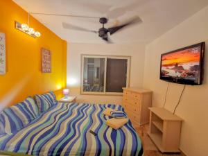 1 dormitorio con 1 cama y TV en Dep 304a En Casablanca Linda Suite Petfriendly cerca de todo, en Same