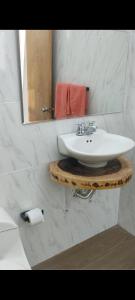 y baño con lavabo blanco y espejo. en Glamping MINKAWAY en Santa Marta