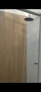 una ducha con cabezal de ducha con agua saliendo de ella en Glamping MINKAWAY, en Santa Marta