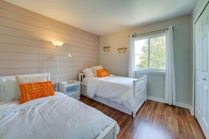 1 dormitorio con 2 camas y ventana en Pet-Friendly Vacation Rental in Wixom with Hot Tub! en Wixom