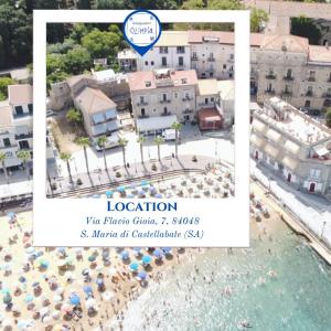 uma vista aérea de uma praia com guarda-sóis em Residenza d'epoca Olimpia em Santa Maria di Castellabate
