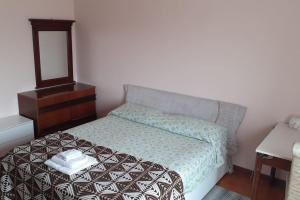 Mountain View في لاكويلا: غرفة نوم صغيرة مع سرير ومرآة