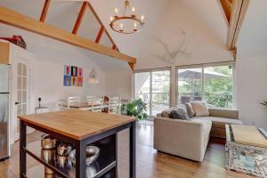 een keuken en een woonkamer met een tafel en een bank bij Eastern Township's Getaway! Beach + Ski Haven in Magog-Orford