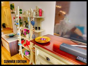 Matsa Apartment in Evergreen complex في مدينة فارنا: غرفة بها كونتر مع الأطباق والزهريات
