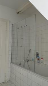 a bathroom with a shower and a bath tub at MannheimMitte Zimmer3 Denkmalschutz Stadthaus - 2 Personen in Mannheim