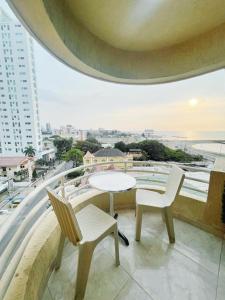 une table et des chaises sur un balcon avec vue sur une ville dans l'établissement cartagena balcon con vista al mar, à Carthagène des Indes