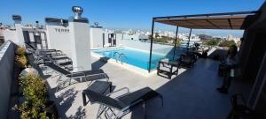 un balcón con sillas y una piscina en un edificio en Palermo buenos aires para 3 personas en Buenos Aires