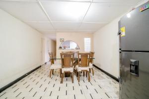 comedor con mesa y sillas en HABITACION PRIVADA EN CASA DE MIS PADRES, en Barranquilla