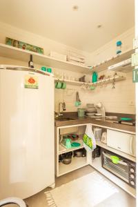 Casa d'Aroeira Residencial Boutique - Centro de Juqueí - 2 quadras do mar - Serviço de Praia - Roupa de Cama 600 fios algodão Egípcio - Toalhas Banho e Praia - Tudo Novo - Estacionamento Interno - Cozinha - Consulte unidades com Ofurô Hidro e Cromoterapia的厨房或小厨房
