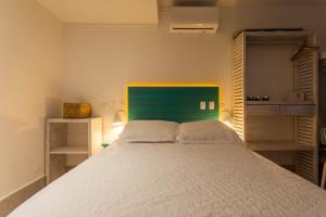 Casa d'Aroeira Residencial Boutique - Centro de Juqueí - 2 quadras do mar - Serviço de Praia - Roupa de Cama 600 fios algodão Egípcio - Toalhas Banho e Praia - Tudo Novo - Estacionamento Interno - Cozinha - Consulte unidades com Ofurô Hidro e Cromoterapia客房内的一张或多张床位