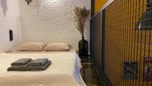 ein Schlafzimmer mit einem Bett mit zwei Handtüchern darauf in der Unterkunft Стильна та затишна квартира на Дерибасівській in Odessa