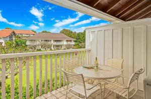 Rõdu või terrass majutusasutuses Kiahuna Plantation Unit 42, Air Conditioning, 2 Minute Walk to Beach
