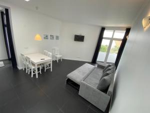 a living room with a couch and a table at White Pico Lodge in São Roque do Pico